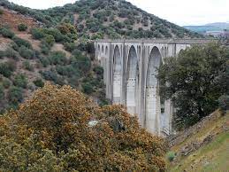 Un viaducto es un tipo específico de puente que consiste en una serie de arcos, pilares o columnas que sostienen una vía o ferrocarril largo y. Vista Del Viaducto Picture Of Puente Amador Aldeanueva De Barbarroya Tripadvisor