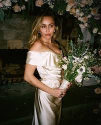Miley ray cyrus ретвитнул(а) bonnie tyler. Miley Cyrus Hochzeit Kleid In 2020 Miley Cyrus Style Miley Cyrus Wedding Celebrity Wedding Dresses