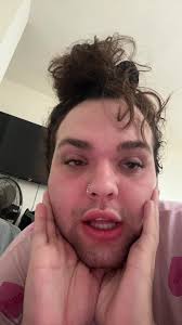 Harry Lyons's Instagram, Twitter & Facebook