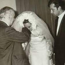 .ve herkesin çok beğendiği gelinliğinin esin kaynağının, hülya koçyiğit olduğunu öğrendim.'' 'özgür bana öyle bir gelinlik yap ki; Hulya Kocyigit Ve Esi Selim Corum Sungurlu Cayan Koyu Facebook