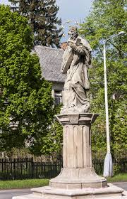 Pozdně barokní socha svatého jana nepomuckého z roku 1746 v karlových varech stojí u kostela sv. Krinec Sv Jan Nepomucky Socha Turistika Cz