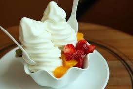 Se volete montarla con bimby dovrete inserire la farfalla nel boccale pulito e asciutto e avviare alla vel 3, controllando man versate la crema allo yogurt ottenuta sulla panna, mescolando molto lentamente dal basso verso l'alto, così da impedire che si smonti. Ricette Bimby Dolci Il Gelato Allo Yogurt Ginger Tomato