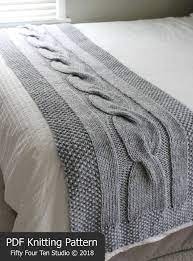 Questo runner letto opzioni possono essere acquistati Bed Runner Knitting Pattern River Of Dreams Cable Blanket Throw Knit Gift Modern Christmas Wedding Pdf Instant Download Coperte A Maglia Con Trecce Coperte Fatte A Maglia Cuscini Fatti A Maglia
