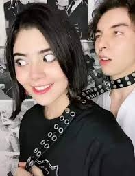 Ser yo >Enamorarme de una e-girl en Tiktok >Simpearla en Twitter 24/7 hasta  el punto de que ella me considera su casi novio >Gastar todos mis ahorros  de la universidad y la