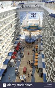 The current position of the allure of the seas is unknown. Boardwalk Nachbarschaft Auf Der Royal Caribbean International Die Oasis Of Das Grosste Passagierschiff Der Meere Stockfotografie Alamy