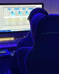 He will say i just sent the song through email~ give it a listen~ and he will come to bumzu's studio room while crossing his arms (very cutely) with a smile. Seventeen S Woozi On Instagram Hoshi Just Posted A Photo Of Jihoon In His Studio In Fancafe Perhaps I M Crying Because Uhh New Album And Second Soonhoon Hfbddh Carat ìºëŸ¿ Amino