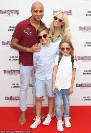 The band had nine number one singles before splitting up in 2000. Emma Bunton Says Her Fiance Jade Jones Is Desperate For Her To Have Another Child Aktuelle Boulevard Nachrichten Und Fotogalerien Zu Stars Sternchen