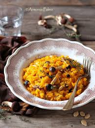 Il fungo chiodino (nome scientifico armillaria mellea) è un vegetale molto diffuso in pianura padana, in particolare piemonte e lombardia, dove è estesa anche la coltivazione del riso. Risotto Di Zucca Con Funghi Chiodini