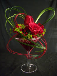 Red Freedoms Red Hypericum Bupleurum Lily Grass Red Midollino Sticks Martini Glass Design Cicek Aranjmani Cicek Guzel Cicekler