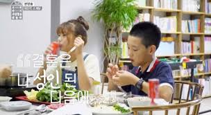 부산광역시 금정구 출생으로 금정초등학교, 동래중학교, 동래고등학교, 연세대학교를 졸업했다. ì†¡ì¢…êµ­ê³¼ ì´í˜¼ ë°•ì—°ìˆ˜ ì†Œê°œíŒ… ì–¸ê¸‰ì— ì§€ìš± ìž¬í˜¼ì€ ì•ˆë¼