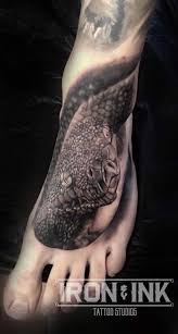 Want to discover art related to tattoo? Freya Tattoo Foot Tattoo Min Kunde Fik Afsluttet Sit Ben Med En Slange Pa Foden Selvom Det Er Et Af De Mest Smertefulde Placeringer Tog Han Det Som Champ Her