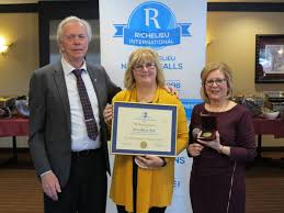 Le Club Richelieu Niagara Falls rend hommage à Mona Larose