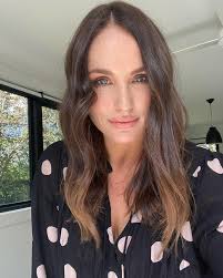 Lucinda Dennis's Instagram, Twitter & Facebook