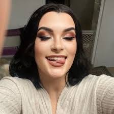 Allison Houck's Instagram, Twitter & Facebook