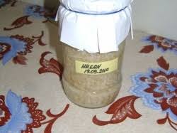 In primul rand, pregatim borcanele din sticla pentru depozitarea sosului pe termen lung. Reteta Hrean La Borcan