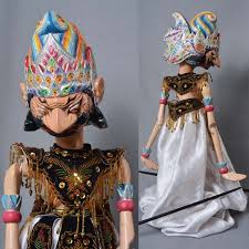 They are constructed similarly to wayang kulit figures, but from thin pieces of wood instead of leather, and, like wayang kulit figures, are used as shadow puppets. Wayang Golek Rod Puppet Keriscollection