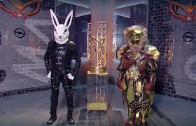 Fiato sospeso per tutta la puntata finale del programma condotto da milly carlucci, «il cantante è teo mammucari, nascosto dietro la maschera del coniglio a portare a casa la vittoria con una. Il Cantante Mascherato Vince Il Coniglio E Teo Mammuccari