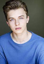 Anik Lighter Hair With More Of A Forward Fo Hawk Style Because They Are People Of Light A In 2021 Blonde Hair Green Eyes Green Eyes Blonde Hair Blonde Hair Blue Eyes