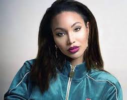 Joel Kinnaman och Bella Davis