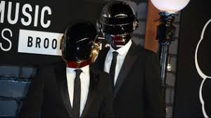 Les daft punk tribute sont deux parisiens qui se font passer pour les dj français connus pour leurs hits planétaires, comme around the world. Qui Sont Les Daft Punk Tribute Ce Groupe Sosie Des Daft Punk Actu Daft Punk Nrj Fr