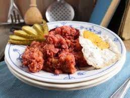 Corned beef is a cut of meat — usually brisket — that is cured, or pickled, with a dry rub or in a seasoned brine. Labskaus Mit Spiegelei Veganes Rezept Inkl Corned Beef Dailyvegan