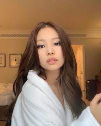 Blackpink's jennie | @jennierubyjane/instagram jennie was spot on when she captioned the post with, sun is out. in the first set of photos, the sun shone down on her as she sat on a swing outdoors. 190501 Jennie Instagram Update Blackpink
