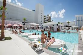 Las Vegas Is Wild Year Round But Add In It S Epic Pool Parties That Generally Rage From Early March Till Labor Day And Right Pool Cool Pools Epic Pools