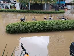 Hujan lebat yang melanda ibu kota kuala lumpur hari ini mengakibatkan beberapa kawasan dinaiki air. Bomoh Online Banjir Kilat Di Kuala Lumpur Cnp Facebook