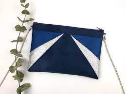Pochette Marine Argent Et Bleu Roi Ideale Pour Demoiselle D Honneur Ou Pour Sophistiquer Une Tenue Du Quotidi Pochette Bleue Pochette Bleu Roi Pochette Mariage