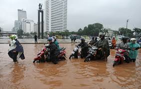 Mereka memang sudah terbiasa mamnfaatkan internet di hp untuk mencari informasi gambar untuk dijadikan wawasan. Gambar Bencana Alam Banjir Di Jakarta