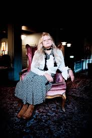 She has released one album and performed at på spåret, and in the music festival south by southwest. Sarah Klang Klader For Kvinnor Stjarnskott Goteborg