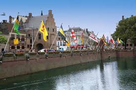 The buitenhof is a square in the hague, netherlands, adjacent to the binnenhof and the hofvijver pond. Den Haag Die Niederlande 18 August 2015 Ansicht Uber Buitenhof Redaktionelles Bild Bild Von Historisch Architektur 104656765