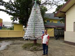 Hasil karya anak tk dan sd abdi kasih bangsa membuat hiasan natal menggunakan barang bekas seperti botol aqua,botol sprite. Pohon Natal Berbahan Botol Bekas Thetanjungpuratimes
