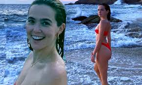 The american football quarterback is the son of patrick mahomes parents divorced when the qb was just 6 years old, but for the sake of their son, they remain civil and are able to watch his football. Zoey Deutch Shares Bikini Photos And Reveals She Got Approval From Her Mother Lea Thompson Daily Mail Online