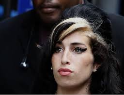 Smrť Amy Winehouse vyšetrovala nekvalifikovaná koronerka