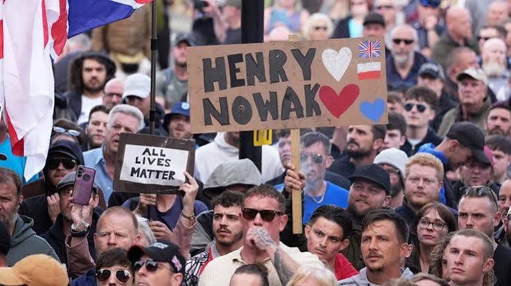 Police officers in hiding and false images: Misinformation around Henry Nowak murder fuels anger | Euronews
