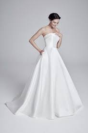Im ballkleid art von hochzeitskleid, bleibt das zentrum des fokus die obere hälfte des körpers. Der Grosse Vogue Guide Hochzeitskleider Fur Jeden Figur Typ Vogue Germany