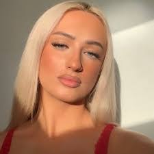 Aimee Quinn's Instagram, Twitter & Facebook