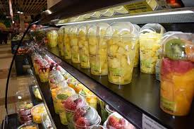 Au Rayon Fruits Legumes Nous Avons Tout En Assortiment De Fruits Frais Decoupes Prets A Etre Degustes Fruits Exotiques Ou De Saison En Barquette Ou En Go