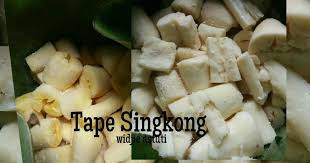 Tabur ragi yang sudah dihaluskan dengan saringan di atas singkong. 327 Resep Tape Singkong Manis Kukus Enak Dan Sederhana Ala Rumahan Cookpad