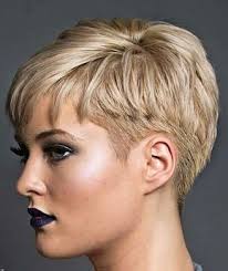 Nous allons les passer en revue et vous présenter les options qui pourraient vous séduire. Cheveux Courts Femme 60 Ans