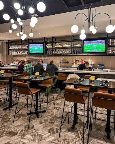 Dining at the new Cooper's Hawk in the Northland tonight🍷 Delicious food, incredible service, and the best ambience! Excited to have this fabulous restaurant, winery, and tasting room in North KC! It