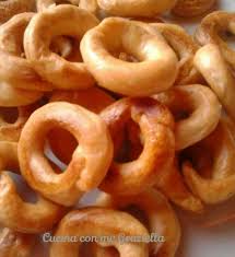 Nella nostra ricetta dei taralli fatti in casa, invece, aggiungeremo peperoncino e mandorle. I Taralli Ricette Di Cucina Con Me Graziella Ricette Fatti In Casa