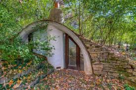 Bei der finalen bewertung zählt viele faktoren, um relevantes testergebniss zu erhalten. Dieses Im Boden Versteckte Hobbit Haus Ist Ein Traum Der Wahr Wird Die Innenraume Sind Fabelhaft Curioctopus De