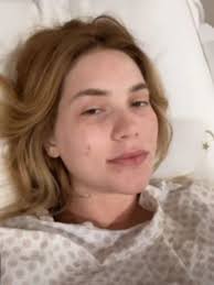 Virginia volta da Suíça e atende fãs em São Paulo; veja fotos