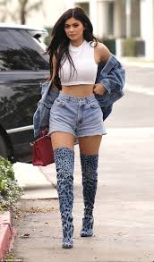 Kylie jenner is coming out with a swimwear line, and damn! Kylie Jenner Outfits Meow Kylie Jenner Made A Simple Shopping Trip Into A Something A Little Wilder On Stylevore