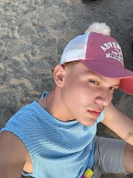 Me encontré. Durante mucho tiempo me perdí en lo que otros esperaban de mí.  Caminé con dudas, arrastrando miedos que ni siquiera eran míos, y  disfrazando mi esencia para encajar en moldes