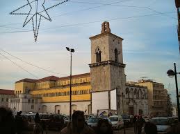 Mitten in benevento, an der via trajana, erhebt sich ein bauwerk, das die stadt weit über die grenzen kampaniens berühmt gemacht hat: Datei Benevento Duomo Jpg Wikipedia