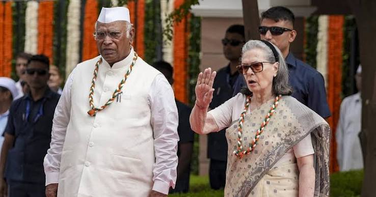 I-Day: 'Vande Mataram' sung in full at Congress headquarters despite Mallikarjun Kharge, Sonia Gandhi instructions; LoPs skip Red Fort event