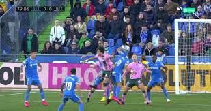 El guardameta de real madrid se mostró en su mejor versión y ahogó el grito de gol de real betis en el compromiso que ambas escuadras sostienen por una nueva jornada de laliga santander. Var En El Getafe Betis Penalti De Alex Moreno Y Angel